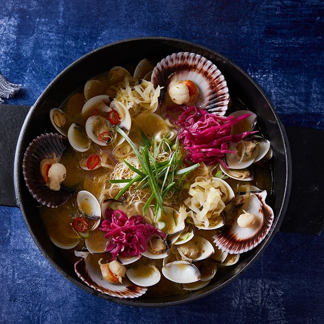 Αχνιστές Αχιβάδες με Αρωματικό Ζωμό