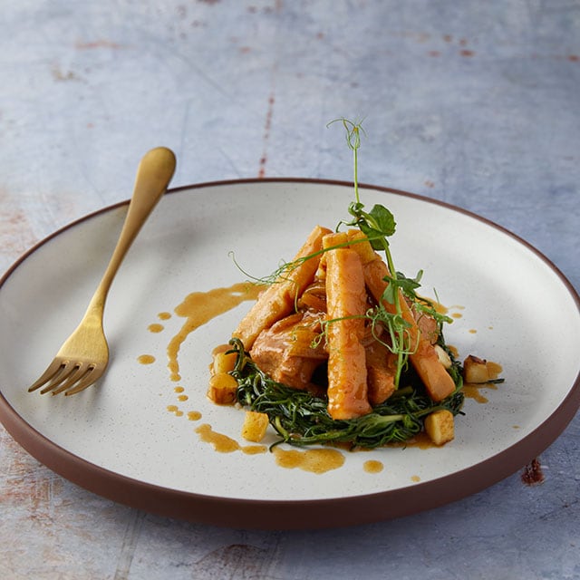 Χοιρινή Σπάλα Μπραιζέ με Μηλίτη και Παστινάκι