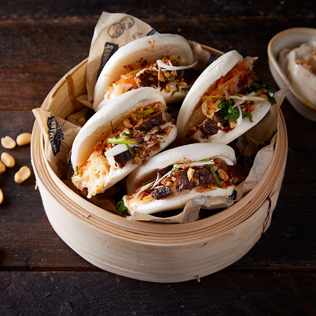 Bao Buns με Χοιρινή Πανσέτα και Αρωματισμένη Μαγιονέζα με Φιστίκια Bao Buns με Χοιρινή Πανσέτα και Αρωματισμένη Μαγιονέζα με Φιστίκια