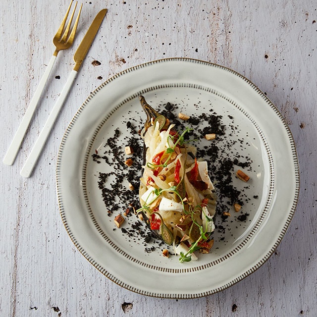 Slow Cooker Μελιτζάνες με Κονφί Τομάτα, Φέτα και Καβουρδισμένα Αμύγδαλα