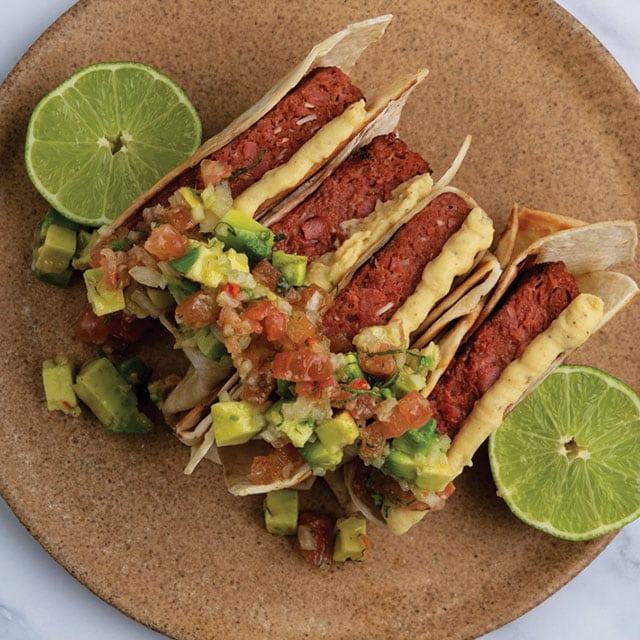 Quesadilla με Raw ΝoΒeef Burger και Hummus Φάβας