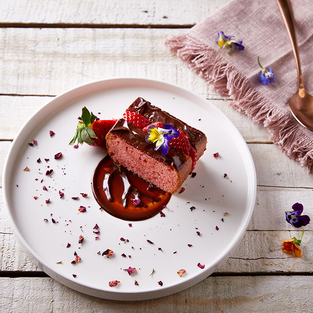 Κέικ με Ganache Σοκολάτας και Φράουλες Κέικ με Ganache Σοκολάτας και Φράουλες