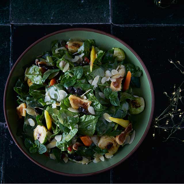 Baby Σπανάκι με Σοτέ Λαχανάκια Βρυξελών, Σύκα, Κράνμπερι και Vinaigrette με Εσπεριδοειδή