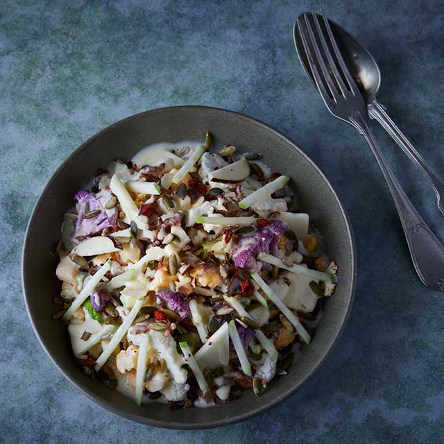 Σαλάτα Κουνουπίδι με Μήλο και Αρωματικό Dressing Μαγιονέζας με Χυμό Πορτοκάλι