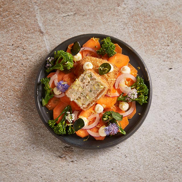 Πατατοκροκέτα με Σολομό σε Πράσινη Σαλάτα Αρωματισμένη με Βινεγκρέτ Εσπεριδοειδών