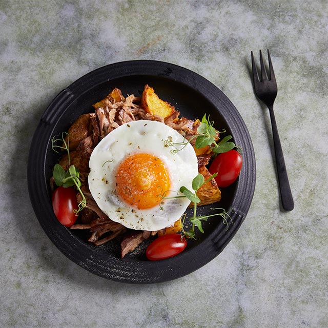 Σιγομαγειρεμένο Στήθος Μοσχαρίσιο με Πατάτες και Αυγό Τηγανιτό