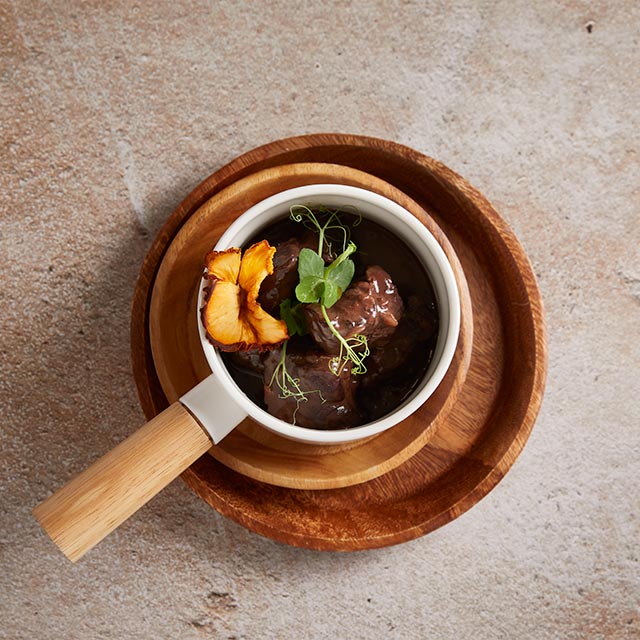 Μοσχαράκι Σιγομαγειρεμένο με Κόκκινο Κρασί