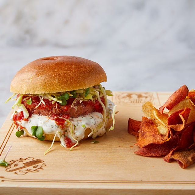 Raw NoBeef Burger με Σάλτσα Ταρτάρ και Λαχανικά Raw NoBeef Burger με Σάλτσα Ταρτάρ και Λαχανικά