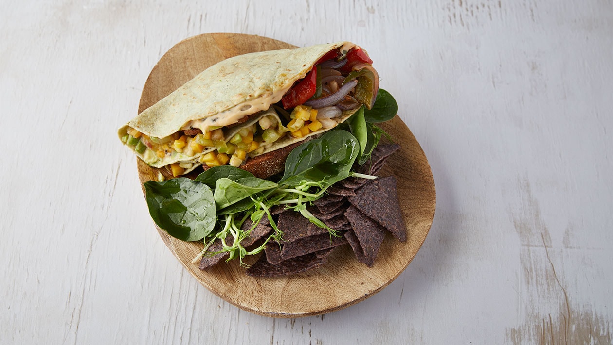 Τορτίγια με Raw NoBeef Burger, Ψητά Λαχανικά και Καλοκαιρινή Φρουτοσαλάτα – - συνταγή