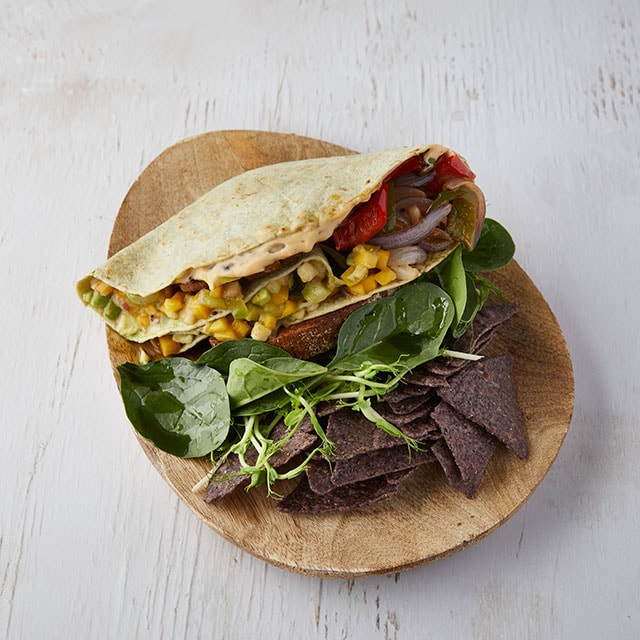 Τορτίγια με Raw NoBeef Burger, Ψητά Λαχανικά και Καλοκαιρινή Φρουτοσαλάτα