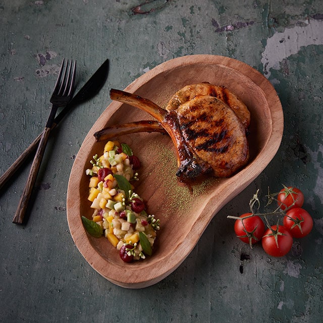 Χοιρινά Μπριζολάκια Μαριναρισμένα με Pina Colada και Καλοκαιρινή Τροπική Σαλάτα