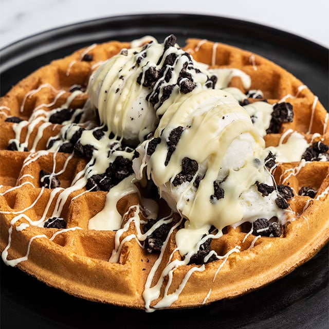 Βάφλα με Παγωτό Βανίλια, Μπισκότο και Λευκή Σοκολάτα