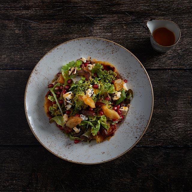 Τραγανά Φυλλώματα με Ψητά Μήλα και Lemon Spicy Maple Vinaigrette Τραγανά Φυλλώματα με Ψητά Μήλα και Lemon Spicy Maple Vinaigrette