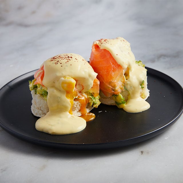 Αυγά Royale με Καπνιστό Σολομό και Hollandaise με Yuzu Αυγά Royale με Καπνιστό Σολομό και Hollandaise με Yuzu