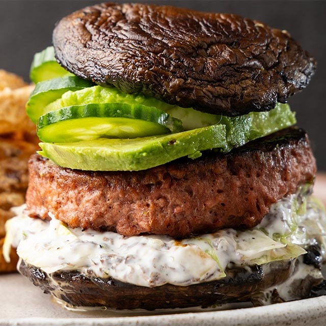 NoBread Burger με Raw NoBeef Burger, Μανιτάρια Portobello και Μαγιονέζα από Τρούφα NoBread Burger με Raw NoBeef Burger, Μανιτάρια Portobello και Μαγιονέζα από Τρούφα