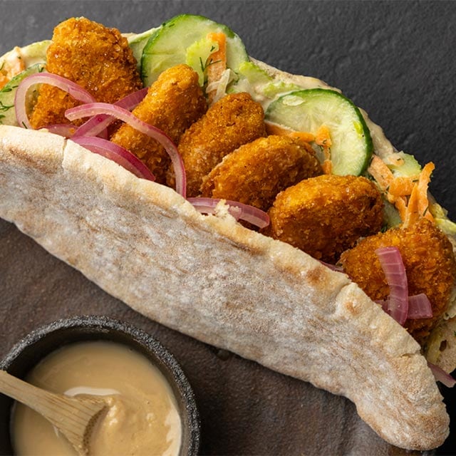 Cyprus Pita Bun με NoChicken Nuggets, Μαρούλι Iceberg & Ταχίνι Cyprus Pita Bun με NoChicken Nuggets, Μαρούλι Iceberg & Ταχίνι