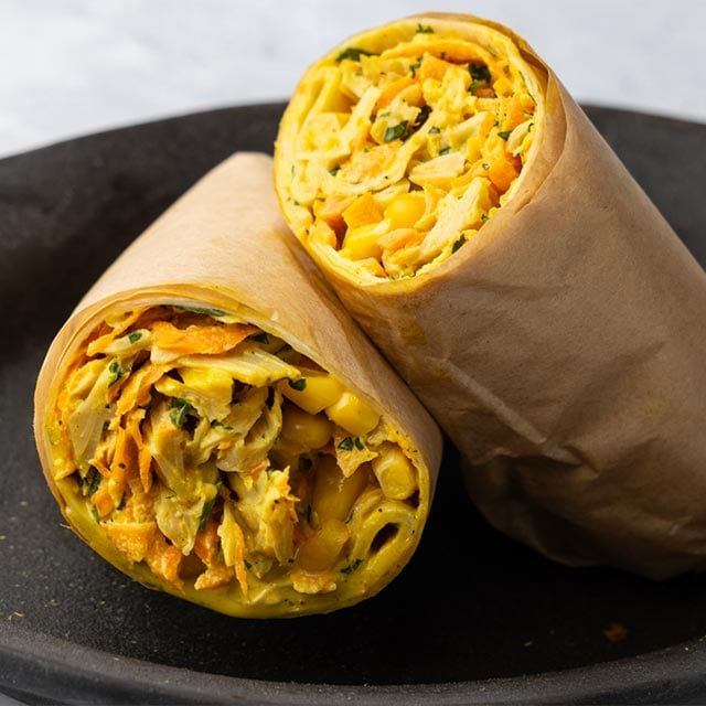 Wrap με NoChicken Chunks, Καρότο, Καλαμπόκι και Κόλιανδρο Wrap με NoChicken Chunks, Καρότο, Καλαμπόκι και Κόλιανδρο