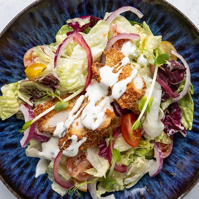 Πράσινη Σαλάτα με Τραγανό Πανέ Κοτόπουλο