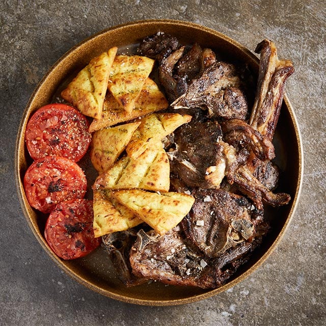 Αρνίσια Παϊδάκια από Μπούτι με Τραγανές Πίτες και Ψητές Τομάτες