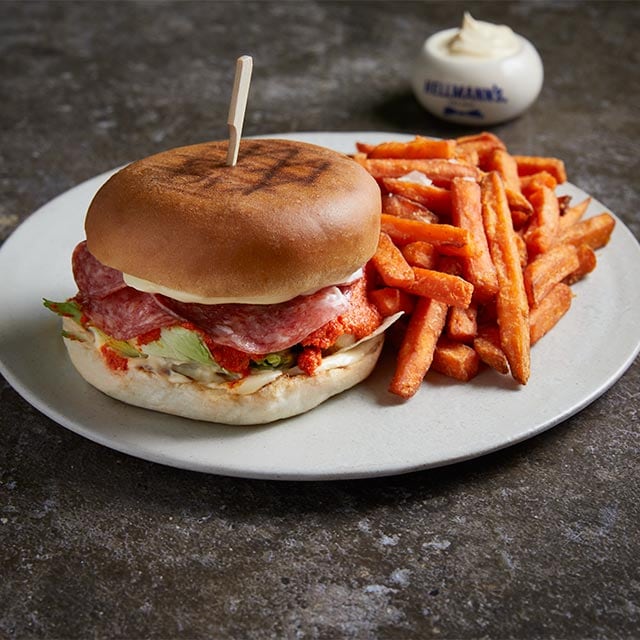 Μοσχαρίσιο Burger με Σάλτσα Πιπεριάς και Καπνιστό Τυρί Μοσχαρίσιο Burger με Σάλτσα Πιπεριάς και Καπνιστό Τυρί