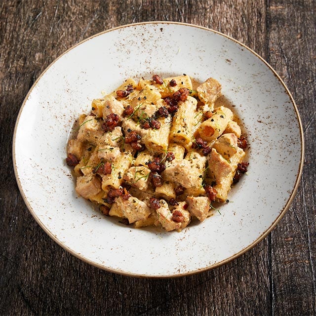 Ριγκατόνι με Crispy Κοτόπουλο και Σάλτα Ρικότα-Pesto Rosso