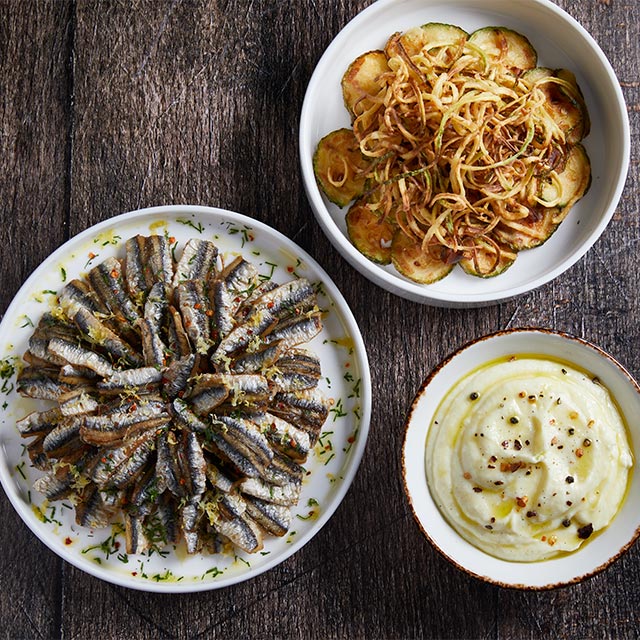 Γαύρος Τηγανιτός με Σκορδαλιά και Κολοκύθια Τηγανιτά