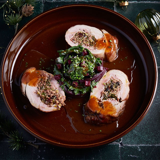 Γεμιστό Χοιρινό με Χωριάτικο Λουκάνικο και Μυρωδικά Γεμιστό Χοιρινό με Χωριάτικο Λουκάνικο και Μυρωδικά