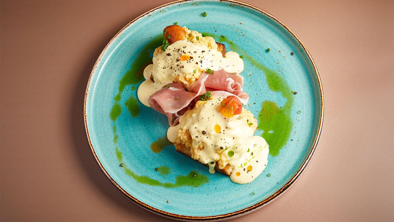 Αυγά scrambled σε Muffins με καπνιστό Χοιρομέρι και σάλτσα Hollandaise – - συνταγή