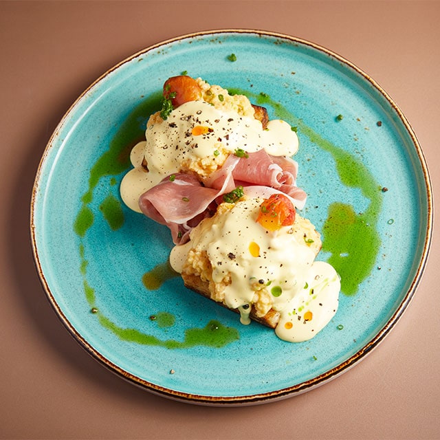 Αυγά scrambled σε Muffins με καπνιστό Χοιρομέρι και σάλτσα Hollandaise Αυγά scrambled σε Muffins με καπνιστό Χοιρομέρι και σάλτσα Hollandaise