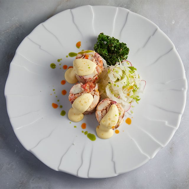 Μπαλοτίνα Γαρίδας με Καβούρι με αρωματισμένη με λάιμ σάλτσα Hollandaise Μπαλοτίνα Γαρίδας με Καβούρι με αρωματισμένη με λάιμ σάλτσα Hollandaise