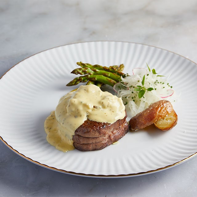 Φιλέτο Μοσχάρι με Καβούρι και σάλτσα Bearnaise Φιλέτο Μοσχάρι με Καβούρι και σάλτσα Bearnaise