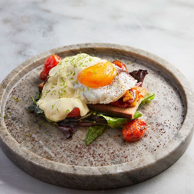 Λουκάνικο με Αυγό και Δροσερή Λεμονάτη Hollandaise Λουκάνικο με Αυγό και Δροσερή Λεμονάτη Hollandaise