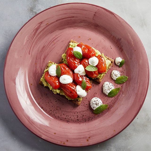 Μπρουσκέτα με Αβοκάντο, Ντομάτα, Βασιλικό και Τσαλαφούτι