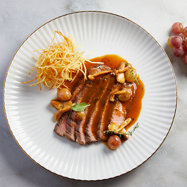 Flank Steak με Ψητά Σταφύλια και Μανιτάρια