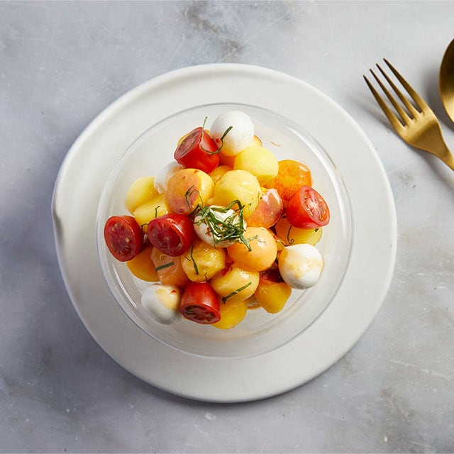 Caprese Σαλάτα με Μάγκο και Ροδάκινο Caprese Σαλάτα με Μάγκο και Ροδάκινο