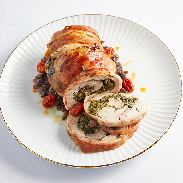 Φιλέτο Γαλοπούλας Γεμιστό με Σπανάκι, Κατσικίσιο Τυρί και Σάλτσα Μυρωδικών