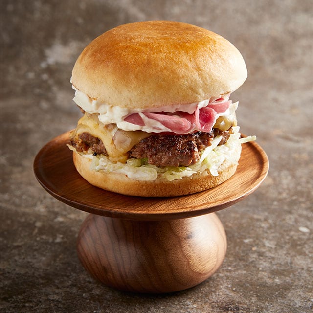 Burger με Σάλτσα Aioli, Μουστάρδα και Πίκλα Αγγούρι