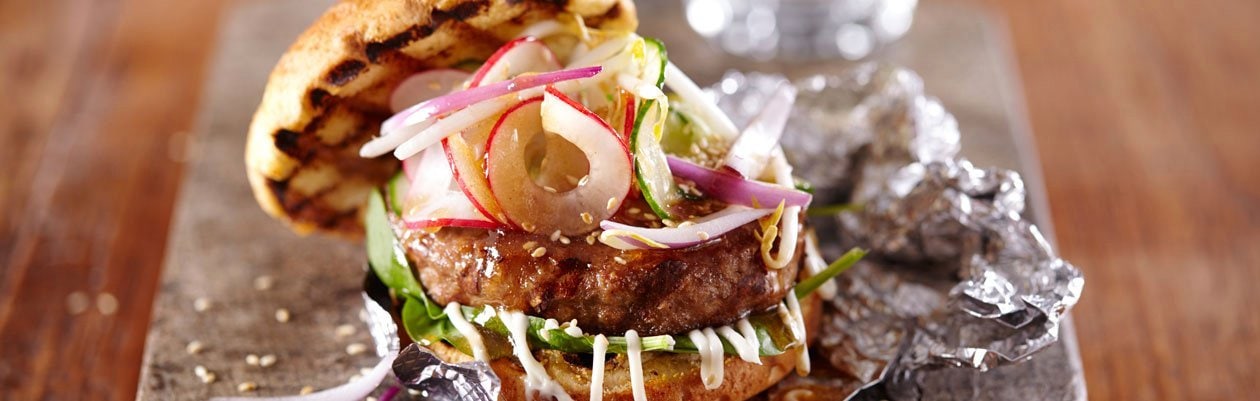 Burger με πίκλες λαχανικών και σάλτσα σόγιας – - συνταγή