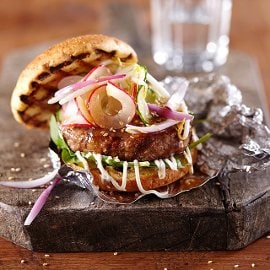 Burger με πίκλες λαχανικών και σάλτσα σόγιας Burger με πίκλες λαχανικών και σάλτσα σόγιας