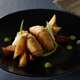 Πικάντικο Ψάρι με Πατάτες και Πουρέ Γιαουρτιού με Αρακά