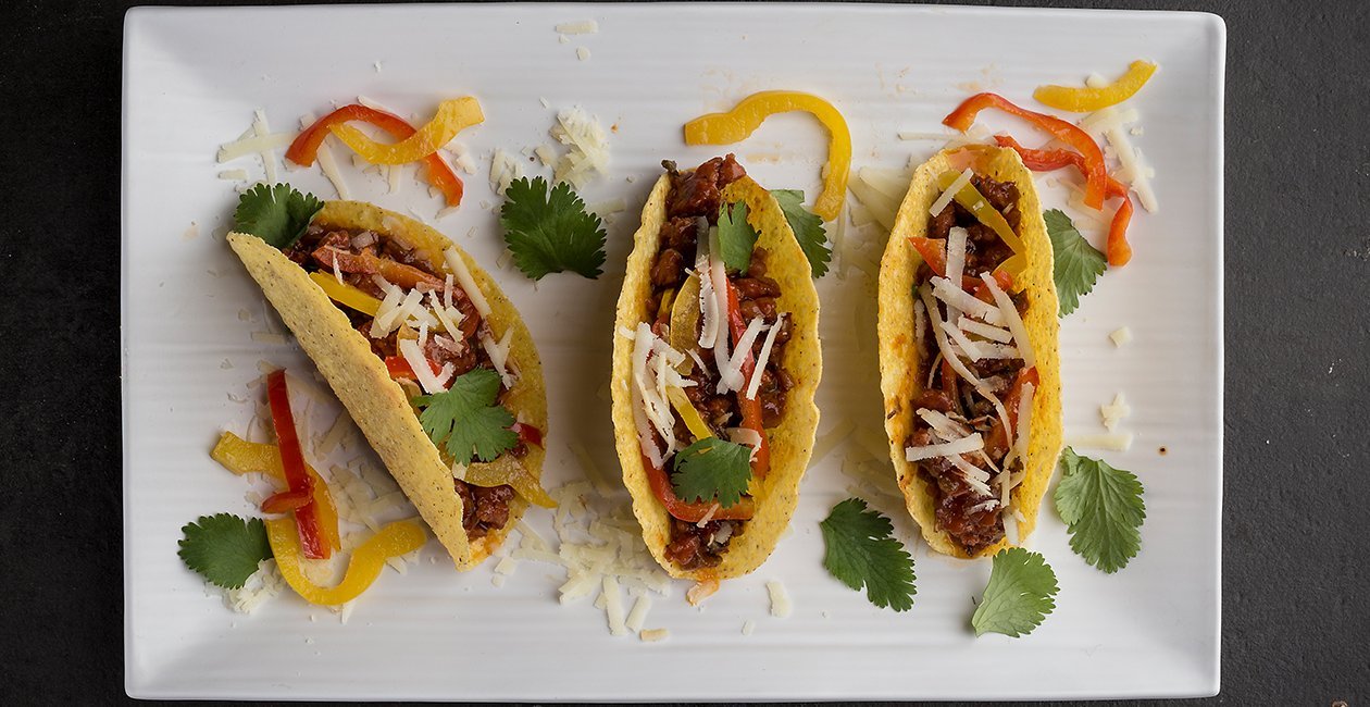 Σπετσοφάι Tacos με Knorr Chili Tomato Sauce, Γλυκές Πιπεριές, Κόλιανδρο και Κασέρι
