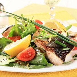 Τηγανιτή Πέστροφα με Αμύγδαλα, Σπανάκι και Τομάτα Κονφί