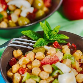 Ψιλοκομμένη Μεσογειακή Σαλάτα με Ρεβίθια