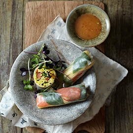 Spring Rolls με Μάνγκο, σολομό και φύλλα βασιλικού