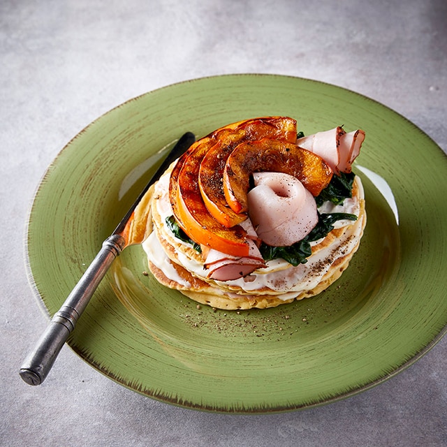 Αλμυρά Pancakes με Σοτέ Σπανάκι, Ψητή Κολοκύθα και Χοιρινή Μπριζόλα