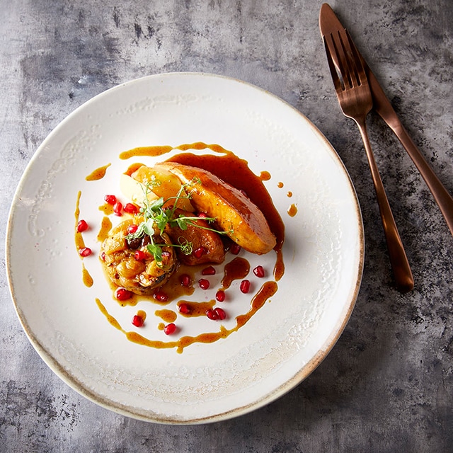 Ψητό Κοτόπουλο με Κρεμμυδάκια και Φθινοπωρινά Φρούτα