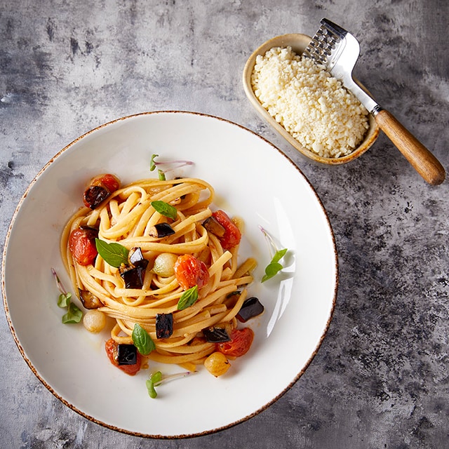 Λιγκουίνι με Μελιτζάνα, Ντοματίνια και Φρέσκο Βασιλικό Λιγκουίνι με Μελιτζάνα, Ντοματίνια και Φρέσκο Βασιλικό