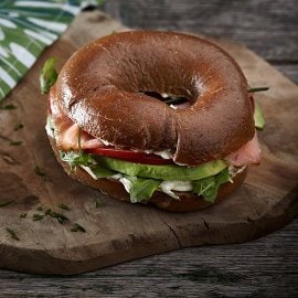 Bagel με Αβοκάντο και Σολομό