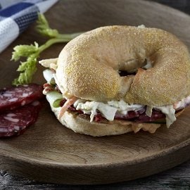 Bagel με Αρωματικό Dressing Μουστάρδας, Σαλάμι Λευκάδος και Φλέικς Γραβιέρας