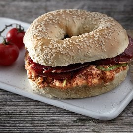 Bagel με Καγιανά & Παστράμι Δράμας Bagel με Καγιανά & Παστράμι Δράμας